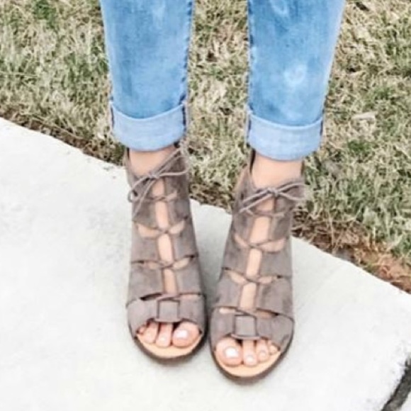 Melrose and Market - Taupe Calista Wedge Sandals - Picture 1 of 8